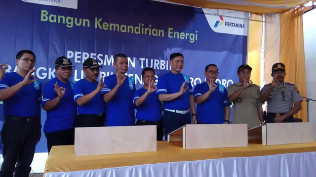 General Manager RU III PT Pertamina Sumbagsel Djoko Priyono  bersama Wakil Bupati OKU Selatan Sholeihin Abuasir meresmikan Desa Mandiri Energi Pertamina di Desa Merbau (Liputan6.com / Nefri Inge)