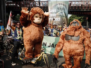 Pengendara sepeda dan aktivis lingkungan menghadiri aksi kesadaran yang menyerukan perlindungan orangutan selama Hari Bebas Kendaraan Bermotor (HBKB) atau Car Free Day (CFD) di Jakarta pada 24 Agustus 2025. (YASUYOSHI CHIBA/AFP)