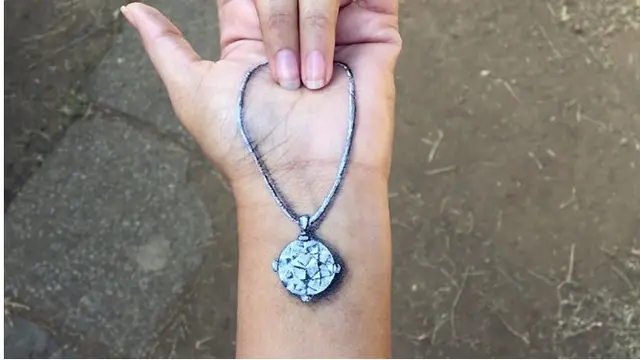 Gadis Tuna Rungu Ini Bikin Lukisan 3D di Tangan, 7 Hasilnya Kreatif Banget
