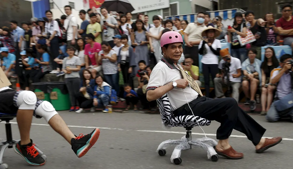 Seorang peserta ambil bagian berlari menggunakan kursi kantor dalam kompetisi ISU-1 Grand Prix di Tainan, Taiwan Selatan, Minggu (24/4/2016).  (REUTERS/Tyrone Siu)