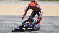 Pembalap Repsol Honda, Marc Marquez, menabrak Miguel Oliveira (WithU Aprilia RNF MotoGP Team) pada MotoGP Portugal yang digelar di Sirkuit Portimao, Minggu (26/3/2023) malam WIB. (AFP/Patricia De Melo Moreira)