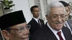 Presiden Palestina Mahmoud Abbas (kanan) bersama KH Hasyim Muzadi usai pertemuan organisasi muslim, Jakarta, Indonesia pada 23 Oktober 2007. Anggota Dewan Pertimbangan Presiden KH Hasyim Muzadi meninggal dunia di usia 73 tahun. (AP Photo/Tatan Syuflana)