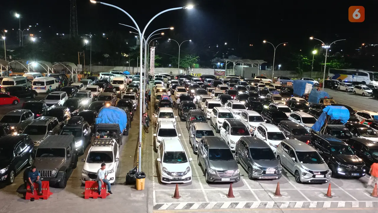 Suasana antrian kendaraan di Dermaga Eksekutif Pelabuhan Merak. (Sabtu, 23/12/2023). (Yandhi Deslatama/Liputan6.com).