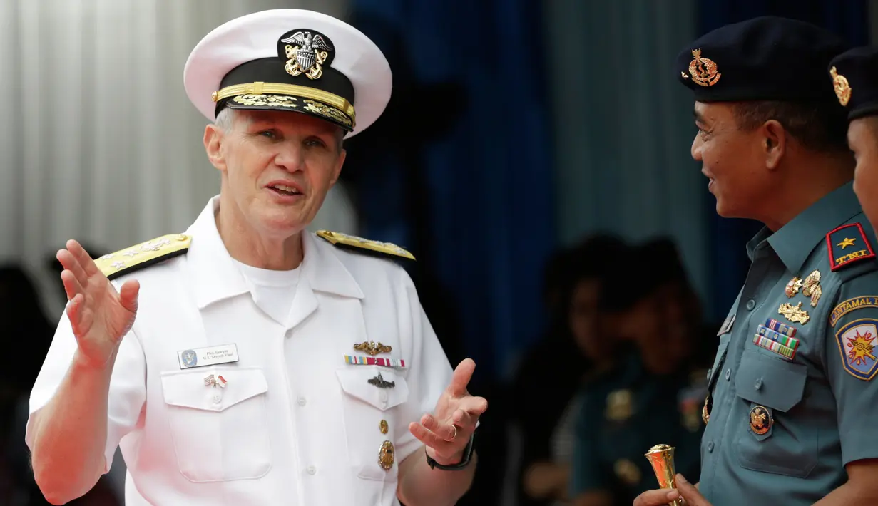 Panglima Armada ke-7 AL AS Laksamana Madya Philip G. Sawyer berbincang dengan Komandan Lantamal III Jakarta Laksamana Pertama TNI Denih Hendrata saat upacara penyambutan kapal komando Amerika Serikat USS Blue Ridge (LCC-19) di Pelabuhan Tanjung Priok JICT II, Rabu (1/5/2019). (AP/Dita Alangkara)