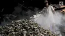 Pekerja membersihkan kerang hijau di kawasan Muara Angke, Jakarta, Rabu (23/1). Selain berimbas pada hasil tangkapan, laut yang tercemar limbah juga mempengaruhi pertumbuhan daging kerang. (Merdeka.com/Iqbal S. Nugroho)