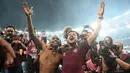 Pemain Fluminense, John Kennedy (kiri) dan pelatih Fernando Diniz merayakan kemenangan atas Boca Juniors pada final Copa Libertadores yang berlangsung di Maracana Stadium , Rio de Janeiro, Brasil, 5 November 2023 WIB. (AFP/Carl De Souza)