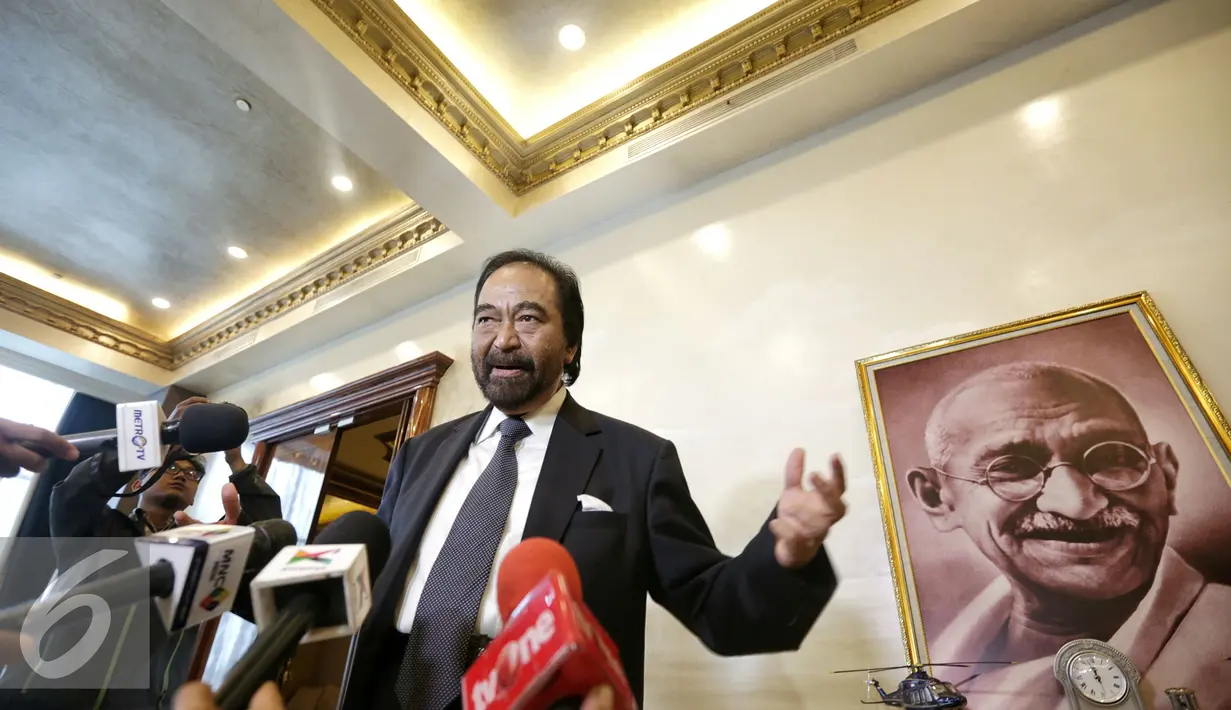 Ketum Partai NasDem Surya Paloh memberikan keterangan di DPP Partai Nasional Demokrat, Jakarta, Selasa (16/2). Paloh membahas isu terkini salah satunya dukungan NasDem untuk Basuki T Purnama kembali menjadi Gubernur Jakarta. (Liputan6.com/Faizal Fanani)