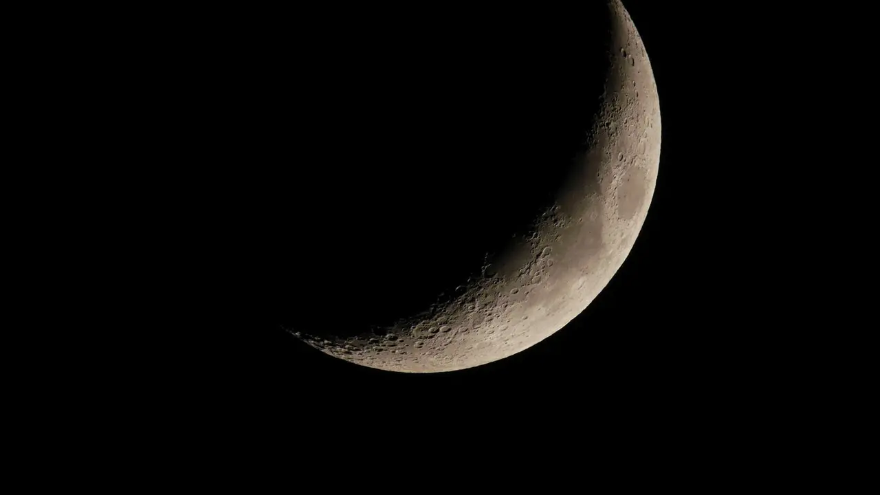 Pilih Beramal di Bulan Suci atau Menabung untuk Masa Depan?