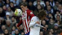 6. Striker Atletico Madrid, Fernando Torres, berebut bola dengan gelandang Real Madrid, Luka Modric, pada laga La Liga Spanyol di Stadion Santiago Bernabeu, Sabtu (27/2/2016). Real Madrid takluk 0-1 dari Atletico. (Reuters/Sergio Perez)