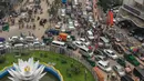 Foto dari udara menunjukkan kemacetan yang terjadi di kawasan komersial Motijheel, Dhaka, Bangladesh, Senin (11/5/2020). Jalan-jalan utama Dhaka kembali ramai sehari setelah toko-toko dan pasar kembali dibuka secara terbatas mengikuti aturan pemerintah. (Xinhua/Stringer)