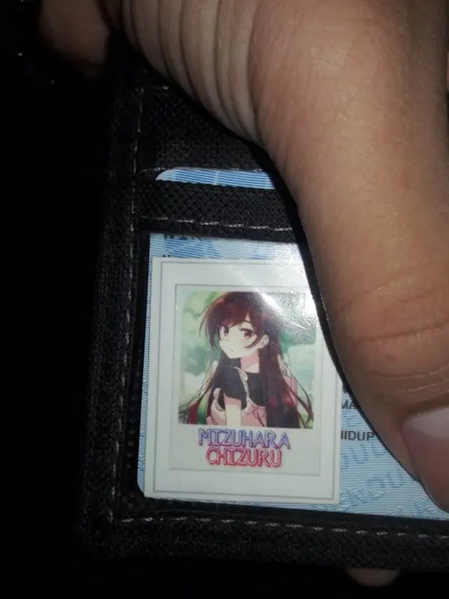 6 Pas Foto di Dompet Ini Nyeleneh Banget, Bikin Heran
