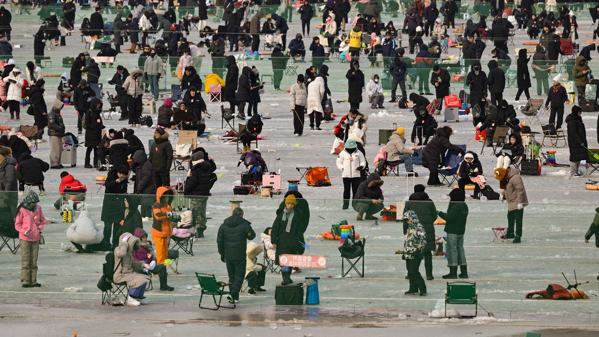 Keseruan Festival Memancing Ikan di Atas Es Hwacheon Korea Selatan