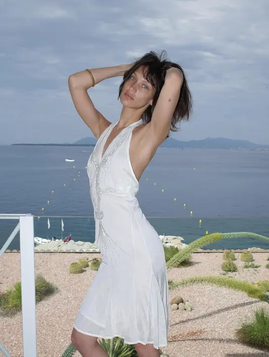 Satu lagi kecantikan alami Bella Hadid yang terlihat dari penampilan bare facenya. [Foto: Instagram/bellahadid]