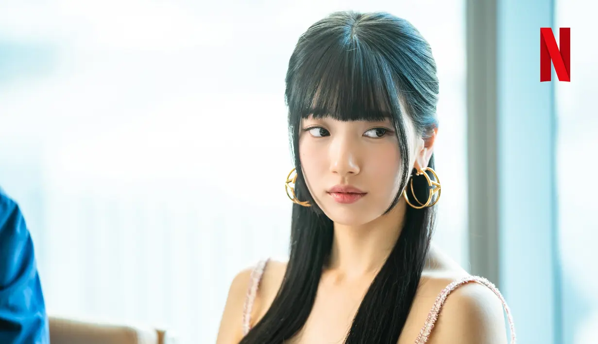 Potongan gambar yang baru dirilis menampilkan Suzy, yang dengan sempurna berubah menjadi Lee Doona yang menawan,