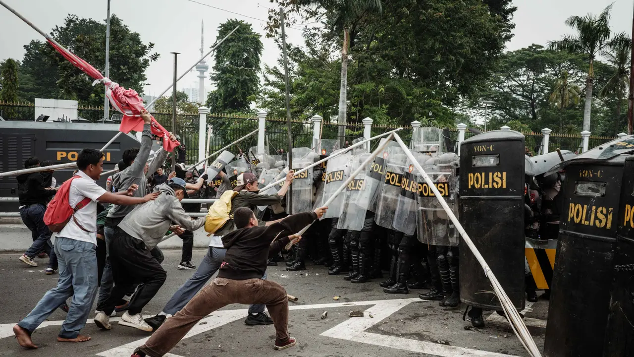 Unjuk Rasa 25 Agustus 2025 di Depan Gedung DPR Berakhir Ricuh