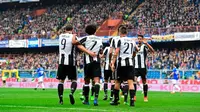 Para pemain Juventus merayakan gol ke gawang Sampdoria pada laga Serie A di Stadion Luigi Ferraris, Genoa, Minggu (19/3/2017). (AFP/Miguel Medina)