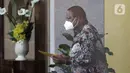 Wakil Bupati Mamberamo Tengah Yonas Kenelak usai menjalani pemeriksaan di Gedung KPK, Jakarta, Rabu (3/8/2022). KPK memeriksa Wakil Bupati Mamberamo Tengah Yonas Kenelak dalam rangka mengumpulkan dan memperkuat alat bukti terkait kasus dugaan suap dan gratifikasi dengan tersangka Ricky Ham Pagawak selaku Bupati Mamberamo Tengah. (Liputan6.com/Helmi Fithriansyah)