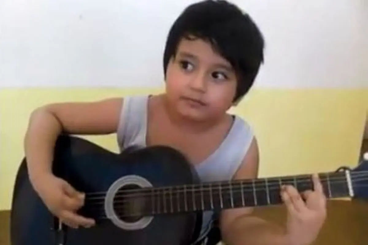 Lagu Patah Hati Jadi Ceria Saat Dinyanyikan Bocah Ini Pakai Gitar