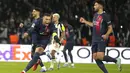 PSG sempat frustrasi dengan serangan-serangan tumpul, sampai akhirnya Kylian Mbappe mencetak gol penalti di ujung laga (90+8'). (AP Photo/Christophe Ena)