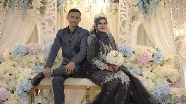 Pria Ini Menikahi Mantan Gurunya yang Berbeda 26 Tahun, Sempat Ditolak Berkali-kali