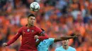 Striker Portugal, Cristiano Ronaldo, duel udara dengan bek Belanda, Denzel Dumfries, pada laga final UEFA Nations League di Stadion Dragao, Porto, Minggu (9/6). Portugal menang 1-0 atas Belanda. (AFP/Patricia De Melo)