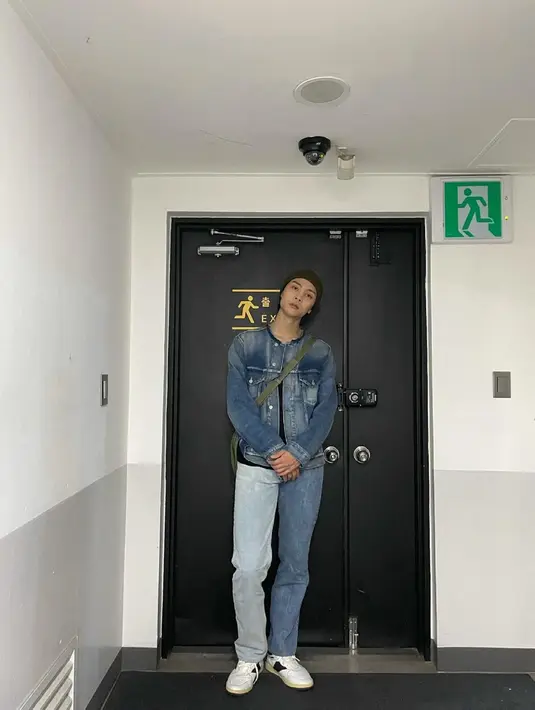 OOTD denim on denim yang dikenakan oleh Johnny juga bisa jadi inspirasi. Ia tampak santai dengan memakai sneakers serta sling bag dan binnie. (Liputan6.com/IG/@johnnyjsuh)