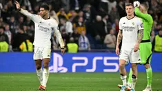 Gelandang Real Madrid, Jude Bellingham, Toni Kroos dan penjaga gawang Andriy Lunin (kiri ke kanan) berjalan di atas lapangan usai pertandingan sepak bola leg kedua babak 16 besar Liga Champions melawan RB Leipzig di Stadion Santiago Bernabeu, Madrid, pada tanggal 6 Maret 2024. (JAVIER SORIANO/AFP)