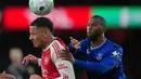 Arsenal langsung mengambil inisiatif permainan dengan melancarkan sejumlah serangan ke lini pertahanan tim Everton. Hingga paruh pertama pertandingan, kedua tim bermain imbang 0-0. Tampak dalam foto, pemain Arsenal, William Saliba (kiri) berebut bola dengan Beto dari Everton selama pertandingan lanjutan Premier League musim 2025/2026 melawan Everton di Emirates Stadium, Inggris, Sabtu 14 Maret 2026 waktu setempat atau Minggu (15/3/2026) dini hari WIB. (AP Photo/Kin Cheung)
