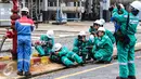 Sejumlah jurnalis foto dengan berbagai gaya mengabadikan kawasan kilang pengolahan minyak Pertamina (RU V) di Balikpapan, Kalimantan, Kamis (14/05). (Liputan6.com/Fery Pradolo)