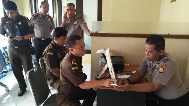 Salah seorang pejabat di Kejati Sulselbar diambil keterangan di Polrestabes Makassar (LIputan6.com/ Eka Hakim)