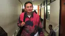Udar Pristono saat tiba untuk menjalani sidang pembacaan eksepsi di Pengadilan Tipikor, Jakarta, Senin (20/4/2015).  Udar mendapat teguran dari hakim karena datang terlambat (Liputan6.com/Yoppy Renato)