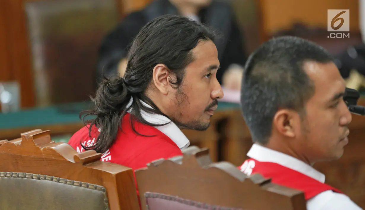 Musikus Marcello Tahitoe atau Ello bersama rekannya, Diego menjalani sidang kasus penyalahgunaan narkoba di PN Jakarta Selatan, Selasa (28/11). Sidang tersebut beragendakan pembacaan keterangan terdakwa. (Liputan6.com/Herman Zakharia)