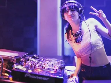 DJ Una Putri berhasil menempati posisi ke-29 dari 100 DJ perempuan di dunia. DJ Una berhasil mengungguli DJ Yasmin yang juga DJ asal Indonesia yang menempati peringkat ke-53 dan Paris Hilton yang berada diperingkat ke-71. (instagram.com/putriuna)