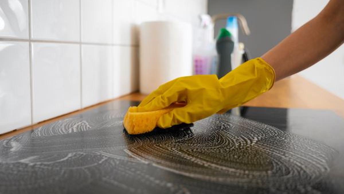 8 Tips Jitu Bersihkan Lumut di Lantai Kamar Mandi agar Tidak Tumbuh Kembali