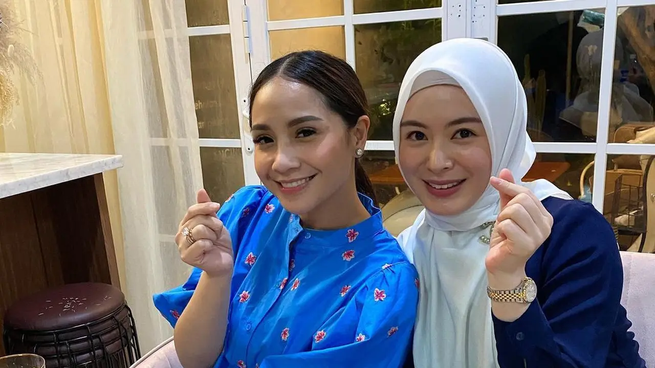 7 Potret Nagita Slavina Bareng Ayana Moon, Diajari Cara Pakai Hijab