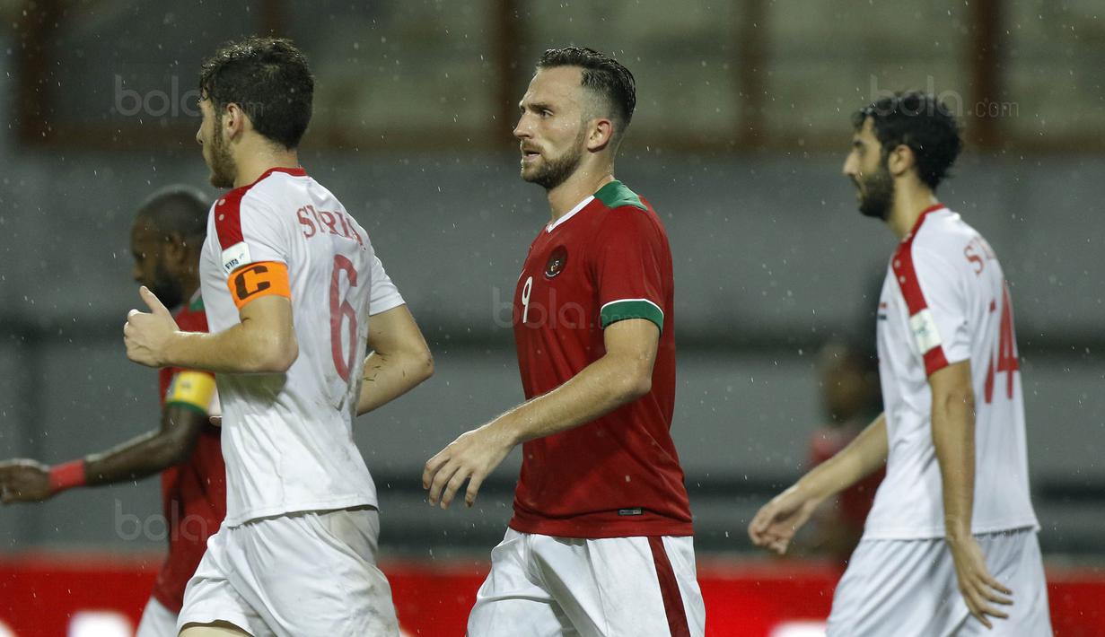 Striker Indonesia, Ilija Spasojevic, saat pertandingan melawan Suriah U-23 di Stadion Wibawa Mukti, Cikarang, Sabtu (18/11/2017). Indonesia kalah 0-1 dari Suriah U-23. (Bola.com/ M Iqbal Ichsan)