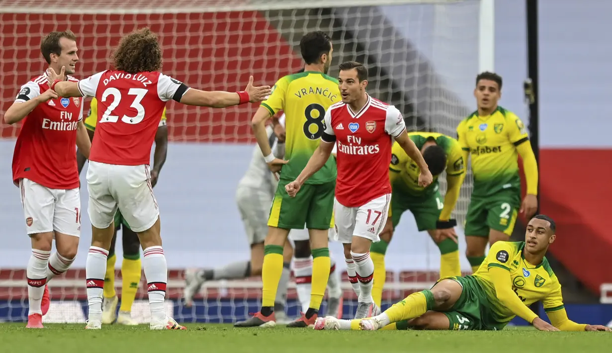 Pemain Arsenal Cedric Soares (nomor 17) usai mencetak gol ke gawang Norwich City pada pertandingan Premier League di Emirates Stadium, London, Inggris, Rabu  (1/7/2020). Arsenal menang 4-0 lewat gol Aubameyang ('33, 67), Granit Xhaka ('37), dan Cedric Soares ('81). (Shaun Botterill/Pool via AP)