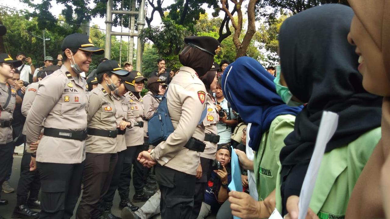 Polisi pun menempatkan para polwa di garis depan.
