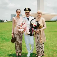 Ramzi telah resmi menjadi Wakil Bupati Cianjur, istrinya Avi Basalamah dan putrinya Asila tampak hadir di pelantikan dengan kompak mengenakan pakaian serba coklat.&nbsp;[@therealasilamaisa]