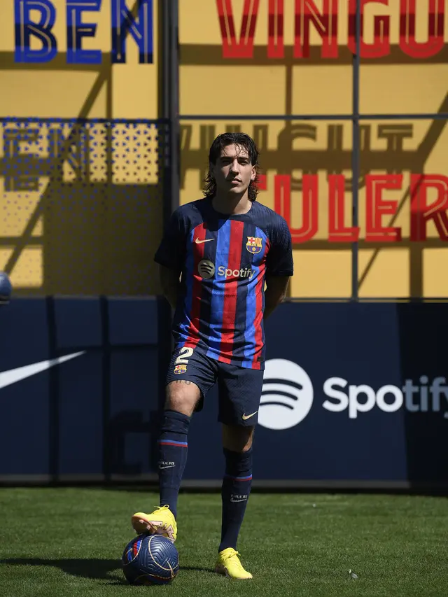 Momen Barcelona Perkenalkan Hector Bellerin dan Marcos Alonso saat Sesi Latihan
