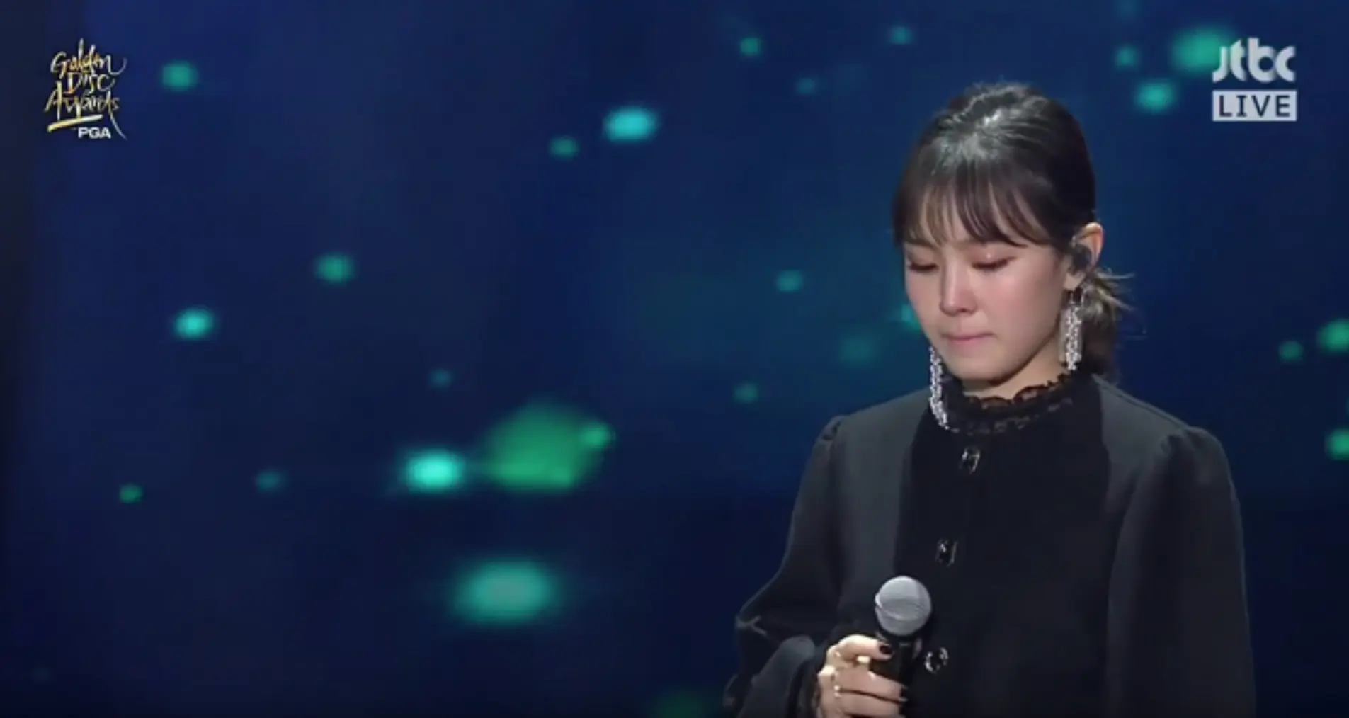Lee Hi saat membawakan lagu Breath di Golden Disc Awards 2018 (YouTube)