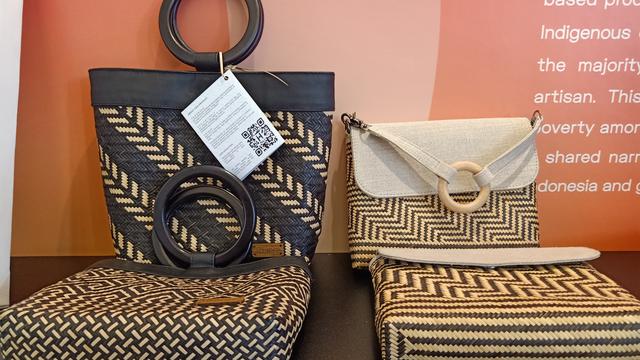 Catatan Akhir Pekan: Menaikkan Derajat Masyarakat Adat Terpinggirkan Lewat Kerajinan Tangan