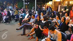 Sejumlah pelayat menunggu kedatangan jenazah Mike Mohede di rumah duka kawasan Bintaro, Tangsel, Minggu (31/7). Di usia 32 tahun, Mike Mohede menghembuskan napas terakhirnya pasca mengalami serangan jantung. (Liputan6.com/Angga Yuniar)