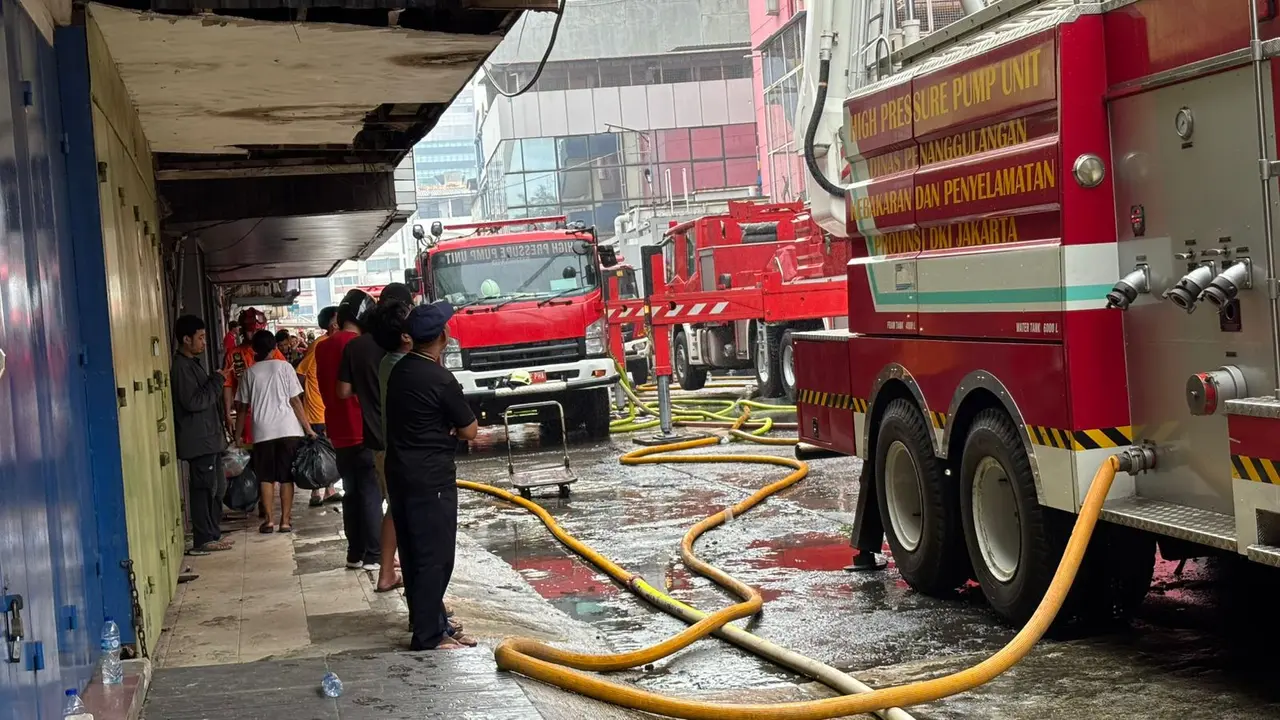 Proses pemadaman kawasan Glodok Plaza
