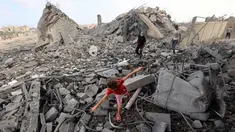 Seorang anak perempuan Palestina mencari jalan di antara reruntuhan bangunan yang dihantam serangan Israel di kamp pengungsi Bureij, Jalur Gaza tengah pada 10 Juli 2025. (Eyad BABA/AFP)