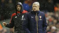 Arsene Wenger (kanan) memberkan instruksi kepada anak-anak asuhnya pada laga melawan Liverpool di Stadion Anfield, Kami (14/1/2016) dini hari WIB. (Reuters/Carl Recine)