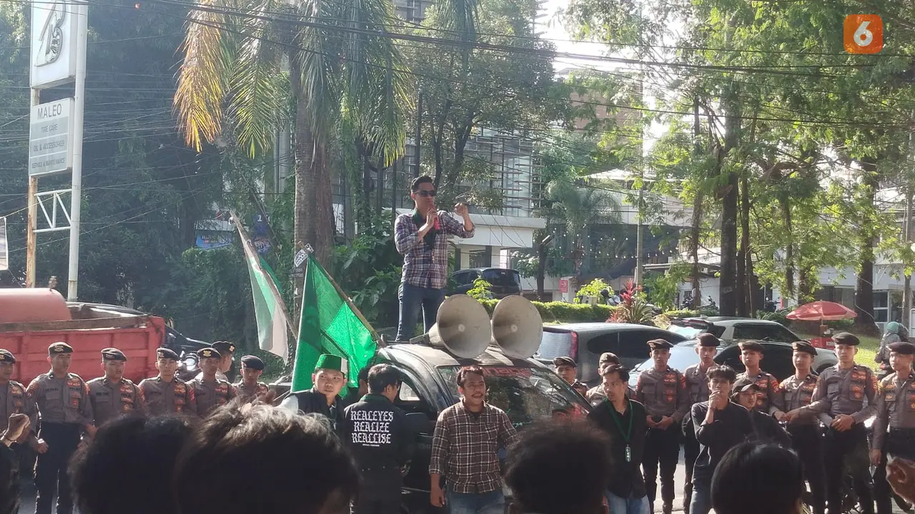 Mahasiswa demo di Mapolda Sulsel terkait kasus Passobis (Liputan6.com/Fauzan)