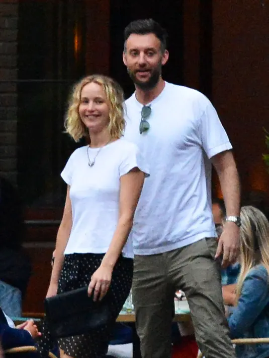 Kini sepertinya hubungan Jennifer Lawrence dan Cooke Maroney pun semakin lengket saja. (HawtCelebs)