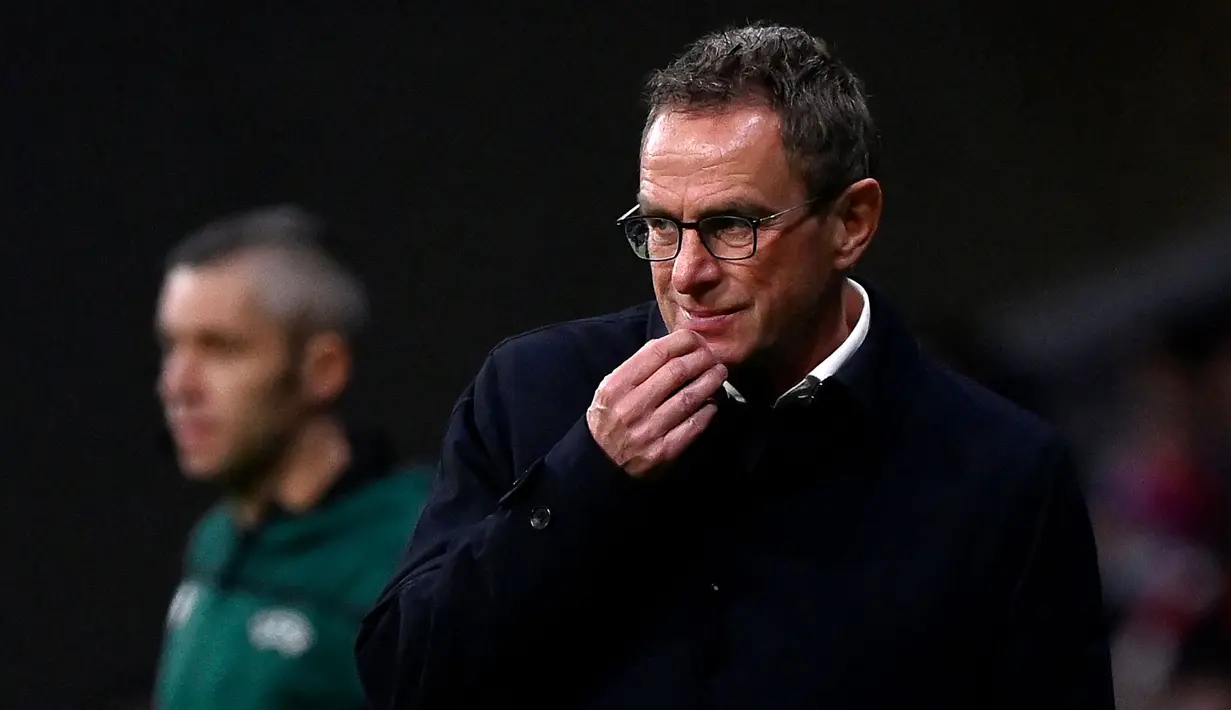 Menyadari sisi sayap Man United mati, Rangnick langsung melakukan tiga pergantian pada menit ke-66. Rangnick memutuskan menarik keluar Victor Lindelof, Paul Pogba, dan Luke Shaw. Tiga pemain itu digantikan oleh Aaron Wan-Bissaka, Nemanja Matic, dan Alex Telles. (AFP/Oscar Del Pozo)