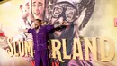 Aktor AS Jason Momoa berpose saat menghadiri pemutaran perdana film Netflix "Slumberland" di AMC Century City di Century City, California pada 9 November 2022. Momoa tampil mengenakan kemeja seperti piyama kancing ungu cerah. (AFP/Aude Guerrucci)